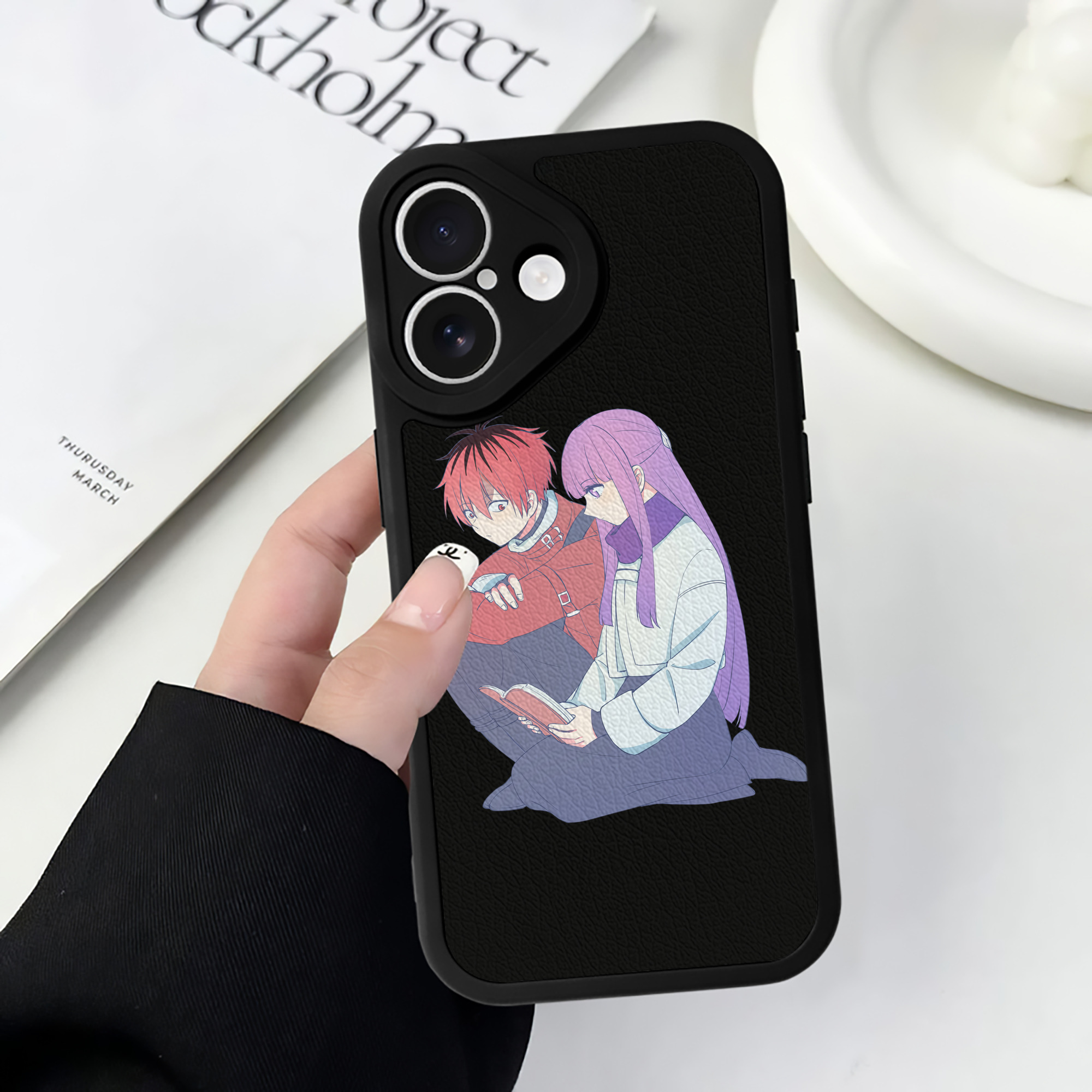 （画像用） 葬送のフリーレン Frieren 【iPhone 16シリーズ対応】シリコンスマホケース（レザー調） 材質：シリコン